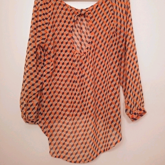 Geometric High-Low Blouse - Picture 3 of 6